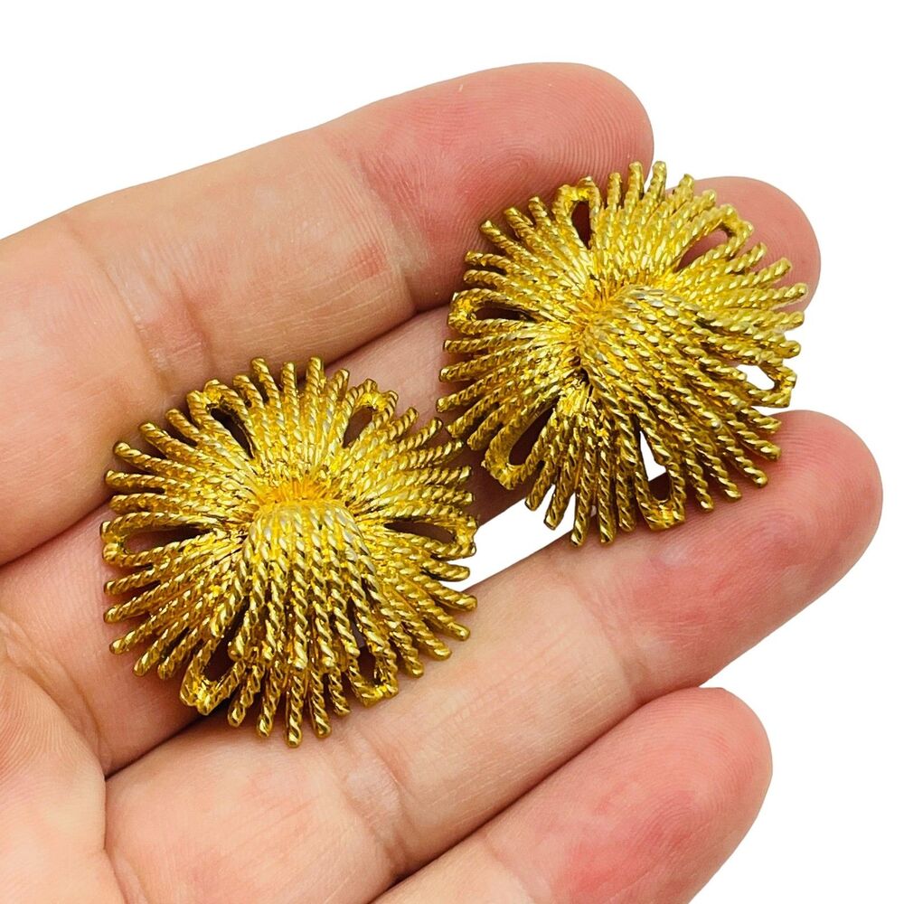 Vintage MONET signed gold designer clip on earrings - Picture 4 of 4
